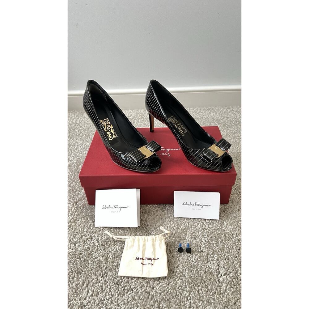 Salvatore Ferragamo Italy Black Patent Leather Pola Gold Striped 7cm ShoesSize 8